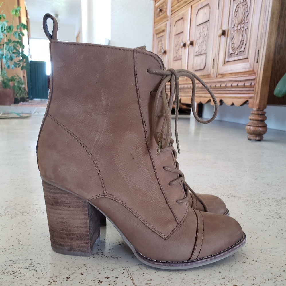 Aldo Tan heeled boots size 7.5.